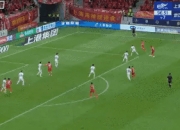 开云体育app-联赛冠军之争白热化，球员短兵相接