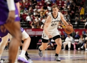 开云体育在线-爵士险胜加拿大男篮，波尔津吉斯爆发神勇的简单介绍