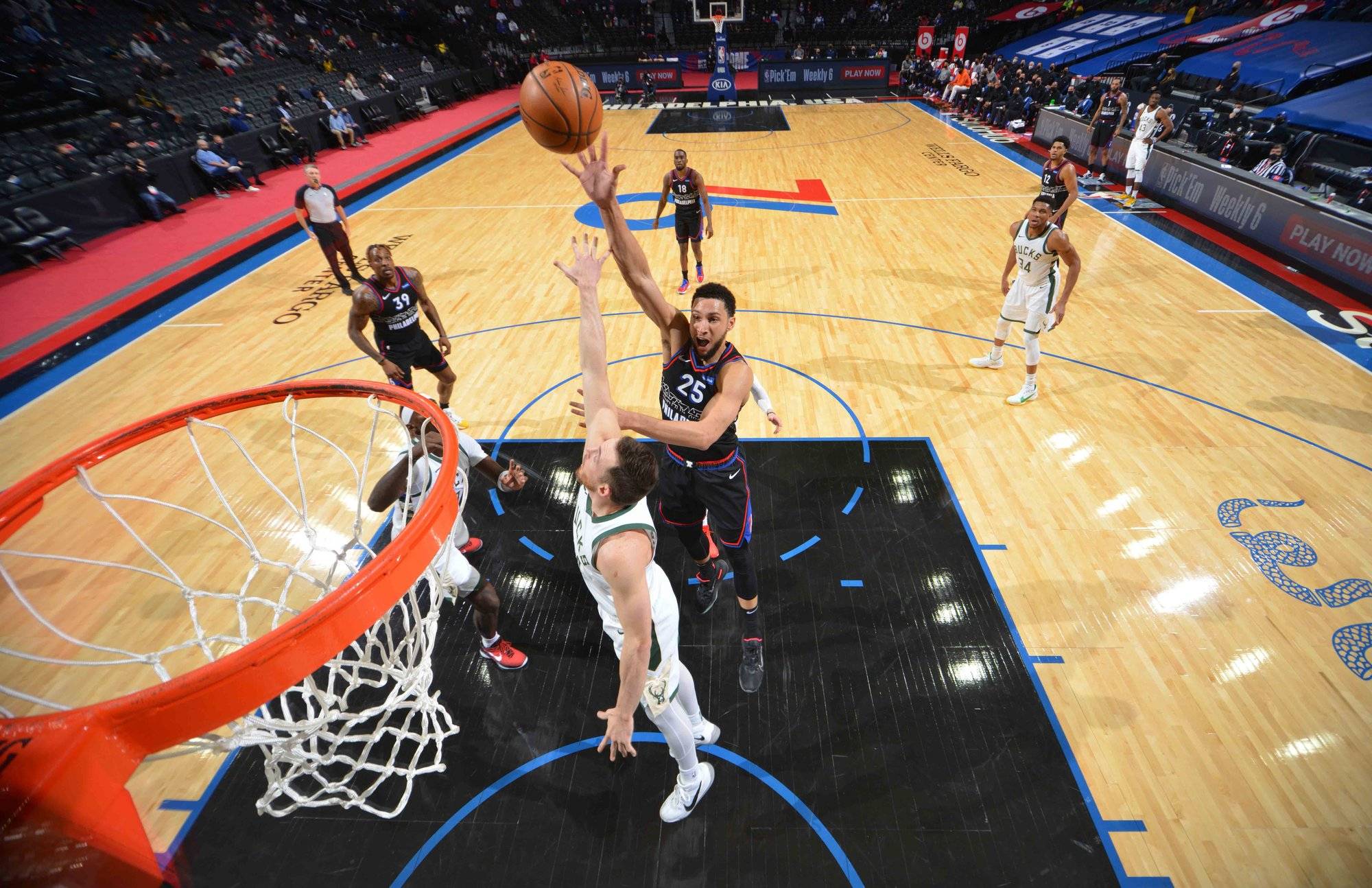 快船横扫76人，布克三分雨点燃全场的简单介绍