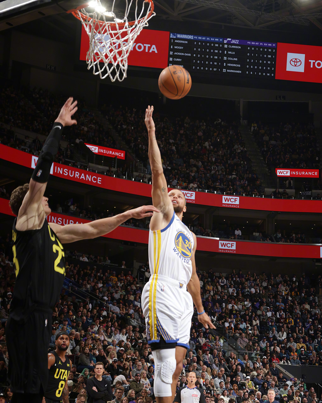 天津队轻取爵士，库里高光表现