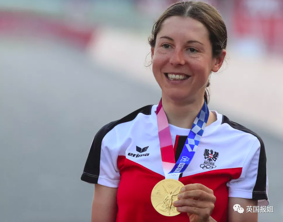 荷兰女子自行车选手率先冲过终点线