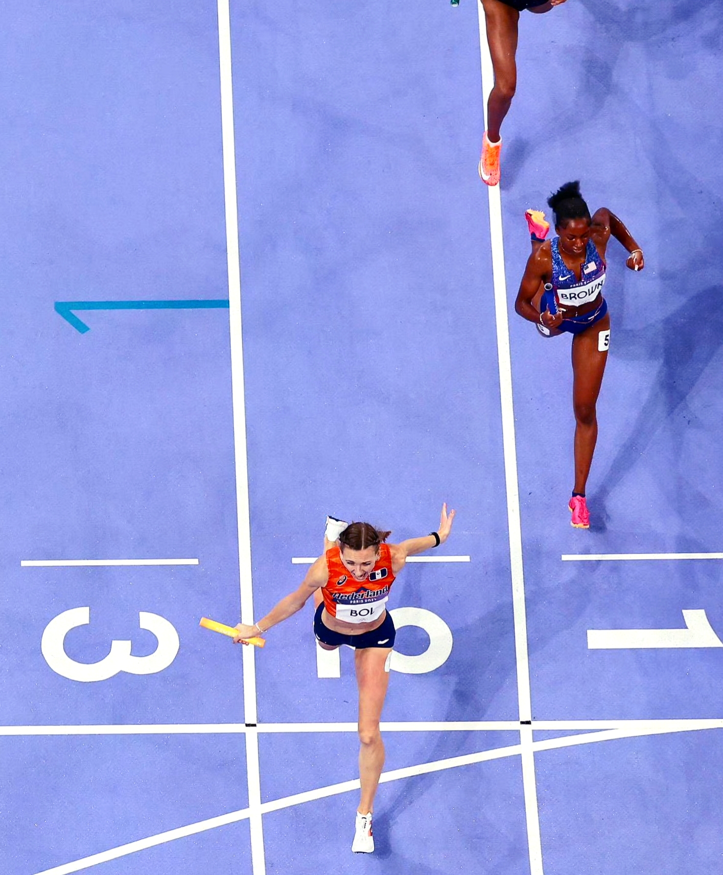 荷兰女子自行车选手率先冲过终点线