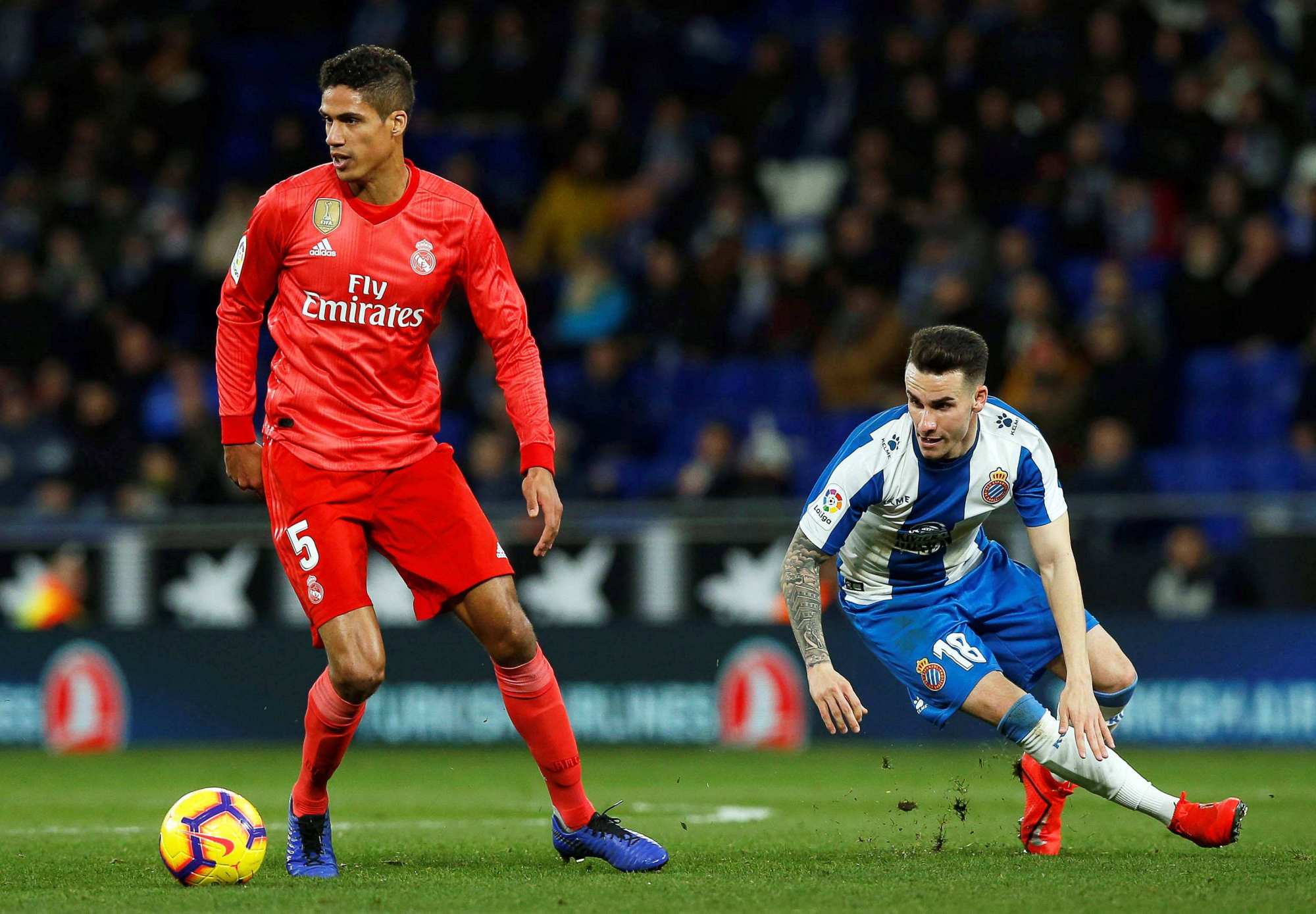 包含朗斯主场负于里尔，积分榜有所下滑的词条