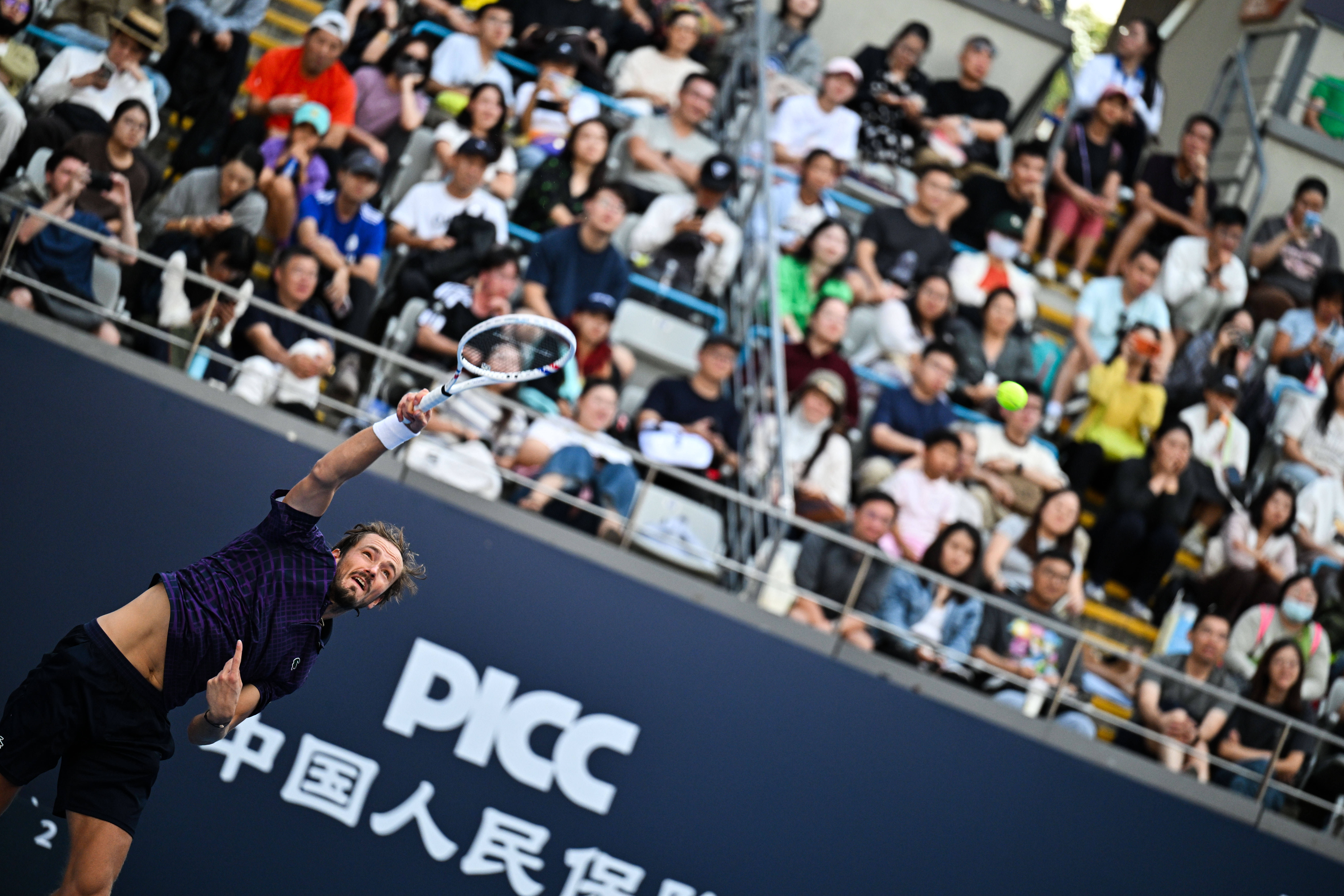 包含英国网球队完胜美国网球队，梅德韦杰夫统治全场的词条