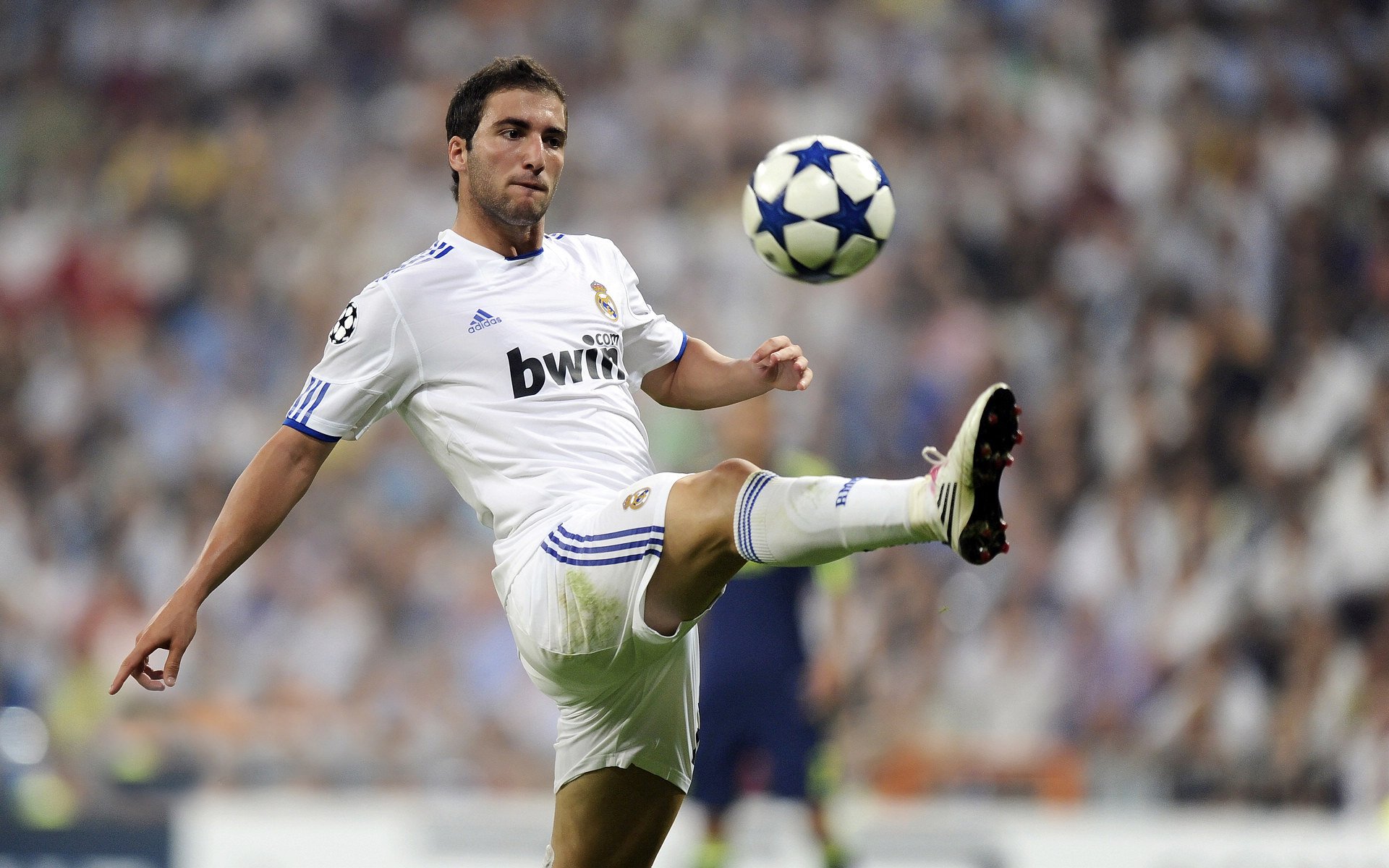 绿茵场与赛道间的逆转艺术，从贝蒂斯奇迹到德里赫特的冠军接管