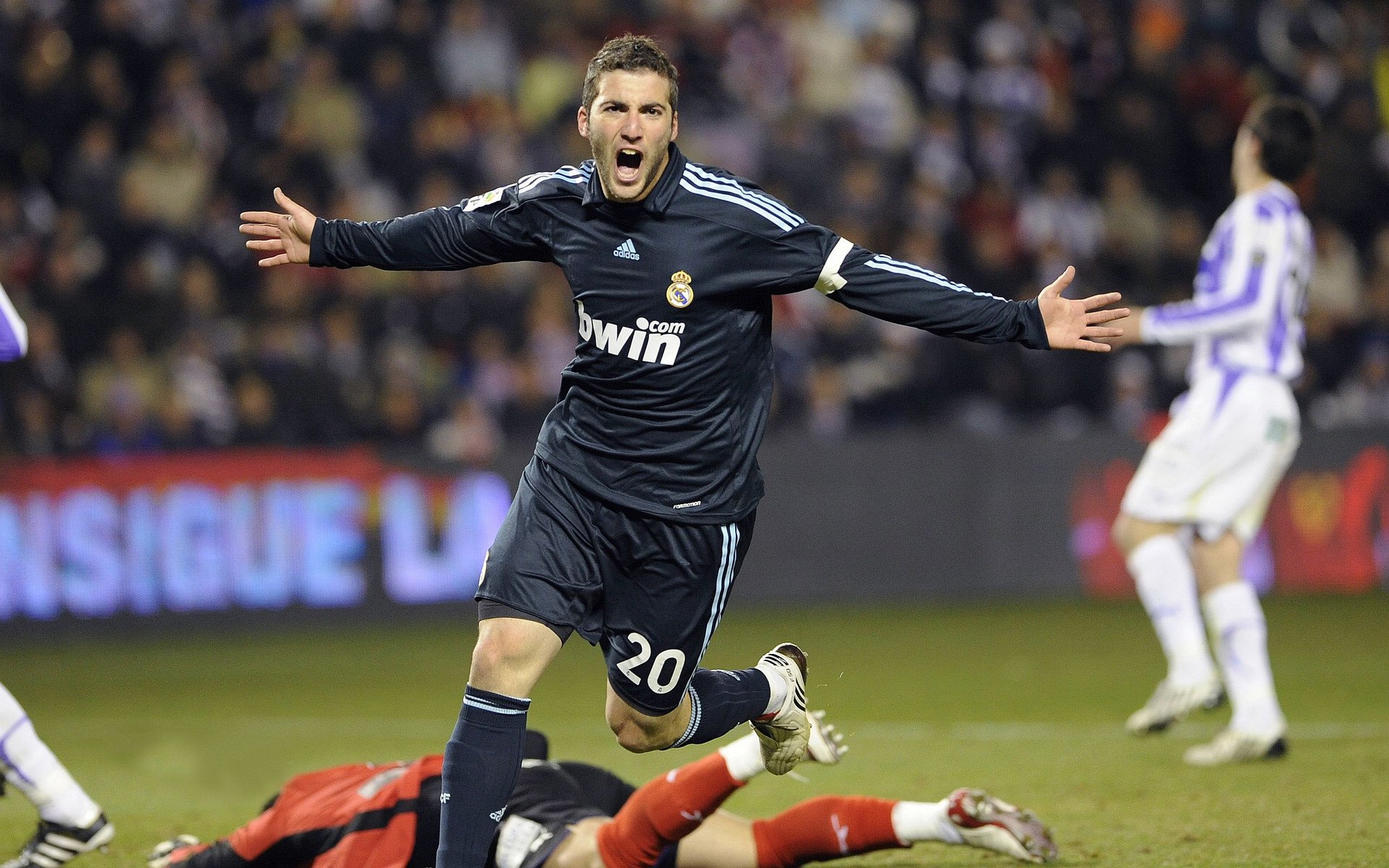 德甲争冠战之夜，约基奇关键进球定乾坤