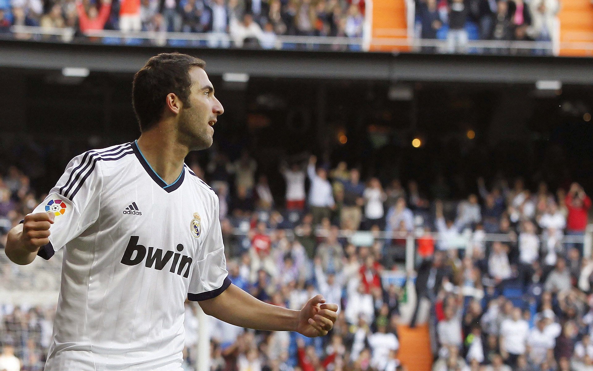 莱比锡红牛鏖战英格兰,姆巴佩惊艳四座,一场改写欧冠格局的史诗对决